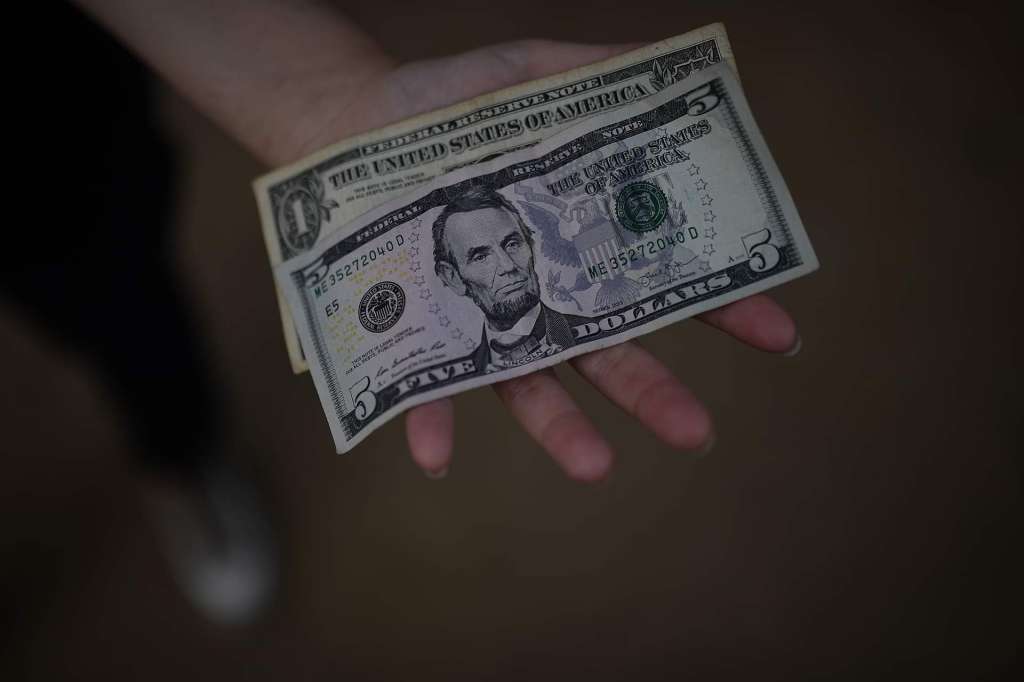 Los extranjeros prefieren cambiar sus dólares a pesos colombianos. A esta actividad clandestina se dedican varias personas que fijan las tasas entre ellos.