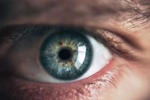 ¿Por qué se revientan los vasos de los ojos? Esto debes hacer si te pasa