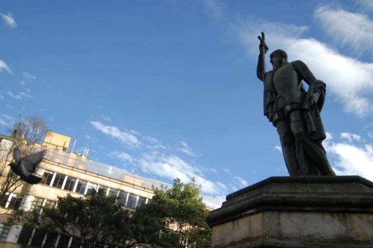 Una fundación en contravía