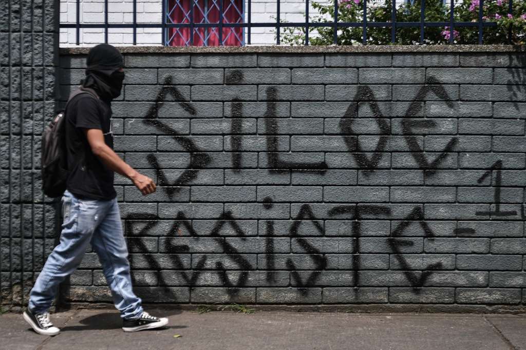 Los habitantes del barrio Siloé, al oriente de Cali, denuncian que han sido víctimas de disparos por parte de la policía y el ejército en el marco del Paro Nacional.