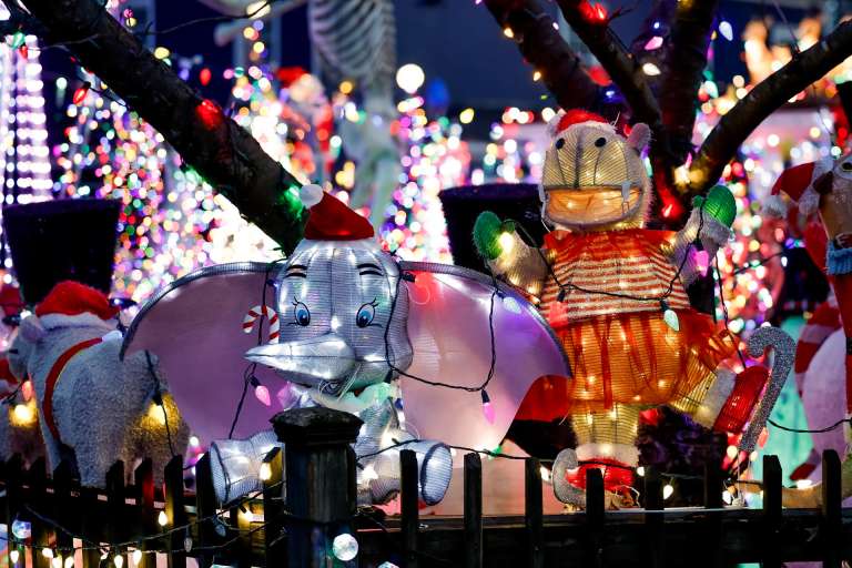ATLANTA (United States), 17/12/2025.- Christmas-themed decorations are displayed at Bob and Aimee McGarity's outdoor holiday display in Atlanta, Georgia, USA, 16 December 2025. The couple has spent about seven years collecting their items during post-holiday clearance sales. EFE/EPA/ERIK S. LESSER
