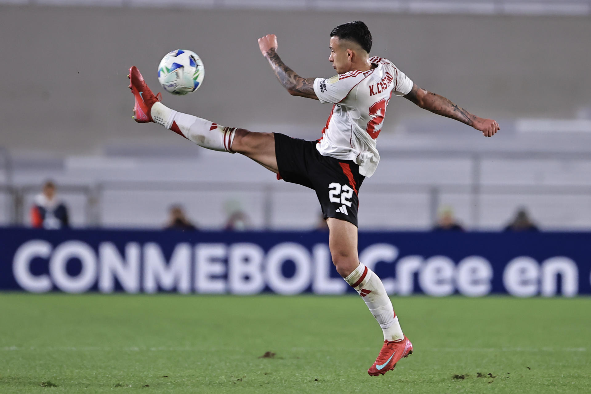 AMDEP4964. BUENOS AIRES (ARGENTINA), 08/04/2025.- Kevin Castaño de River salta por el balón este martes, en un partido de la fase de grupos de la Copa Libertadores entre River Plate y Barcelona en el estadio Más Monumental en Buenos Aires (Argentina). EFE/ Juan Ignacio Roncoroni