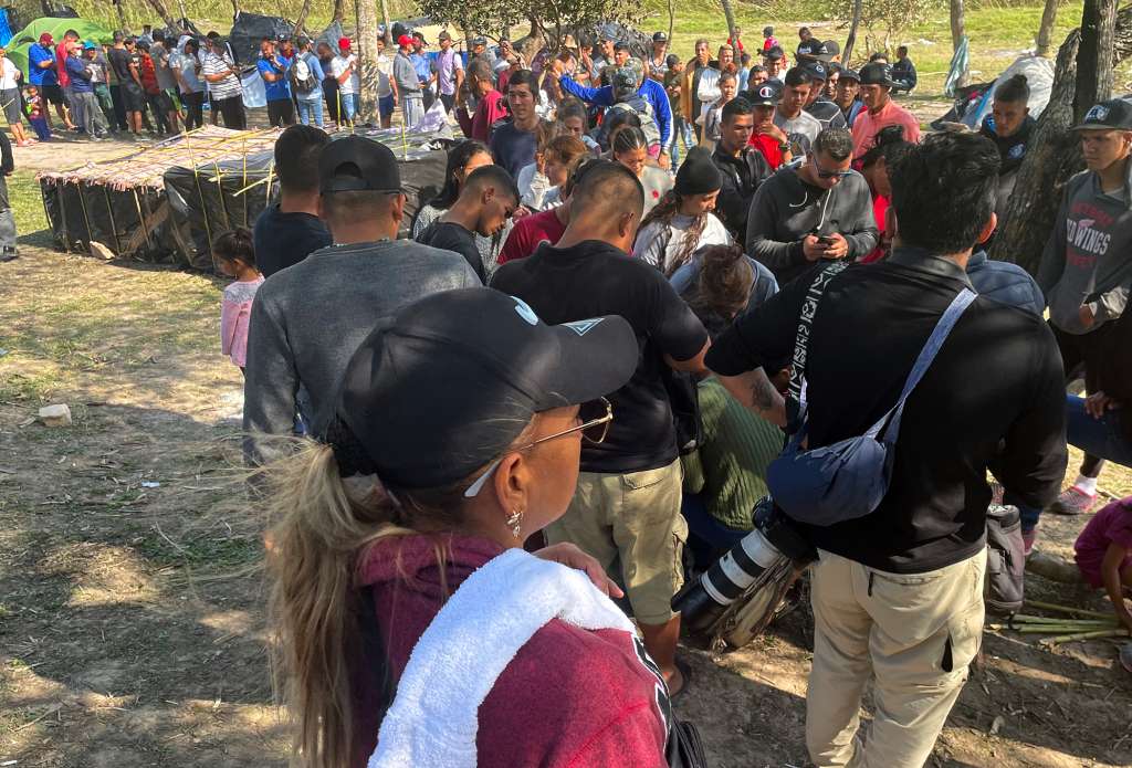 MEX3183. MATAMOROS (MÉXICO), 29/12/2022.- Un grupo de personas migrantes permanecen en un campamento improvisado junto al Río Bravo hoy, en la ciudad de Matamoros, estado de Tamaulipas (Mexico). Las familias de latinoamericanos que quedaron varadas en la frontera norte de México ahora pedirán al Gobierno de Canadá que les brinde asilo. EFE/ Abraham Pineda Jácome