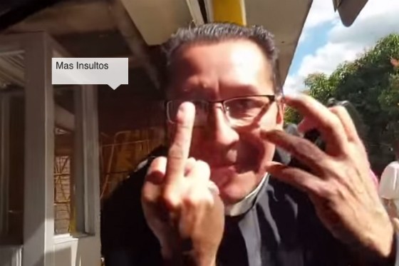 Sacerdote que transitaba en contravía se salió de casillas ante reclamo ciudadano
