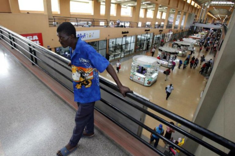 La llamada telefónica de la que depende el viaje de los migrantes africanos