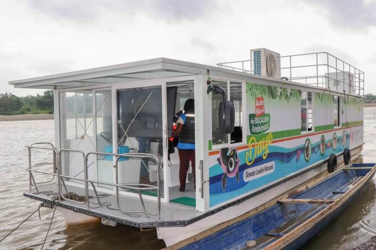 El salón de clase flotante con el que Chocó quiere proteger el río Atrato