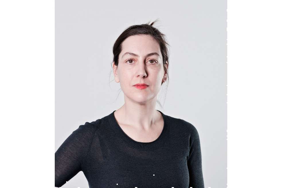Mechtild Widrich está vestida con blusa negra, tiene el pelo recogido y los labios pintados de color rojo.