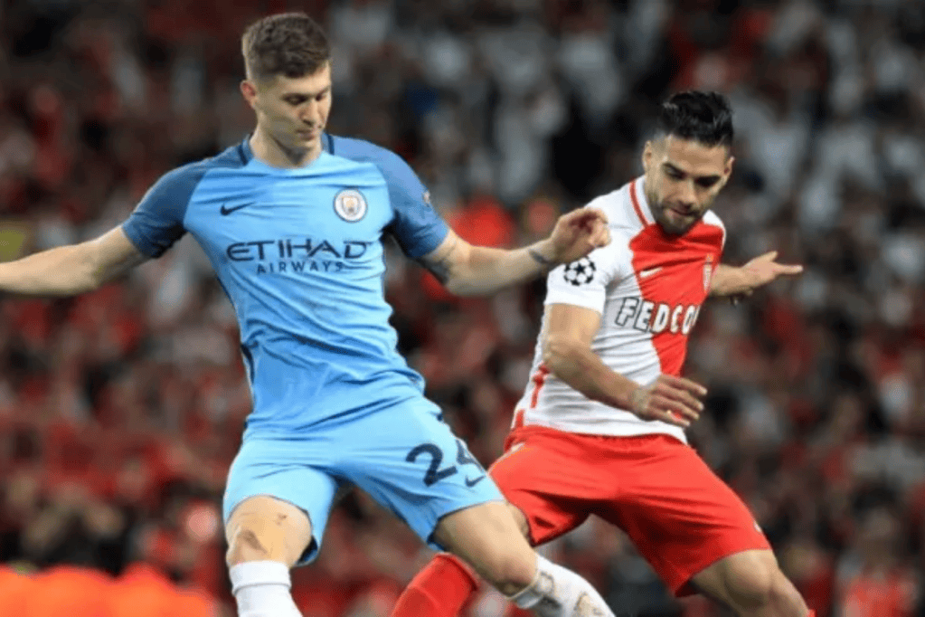 Radamel Falcao García (der.) en acción contra el defensor del Manchester City John Stones durante el partido de la Liga de Campeones 2017.