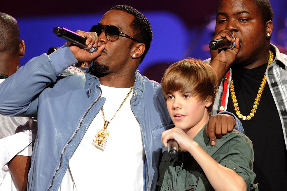 En redes sociales se viralizó un video de la vez que, en medio de una entrevista, Puff Diddy le advirtió al cantante canadiense sobre temas a los que no podía referirse frente a las cámaras.