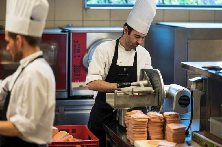 Uno de los mejores restaurantes europeos ahora les cocina a los médicos gratis