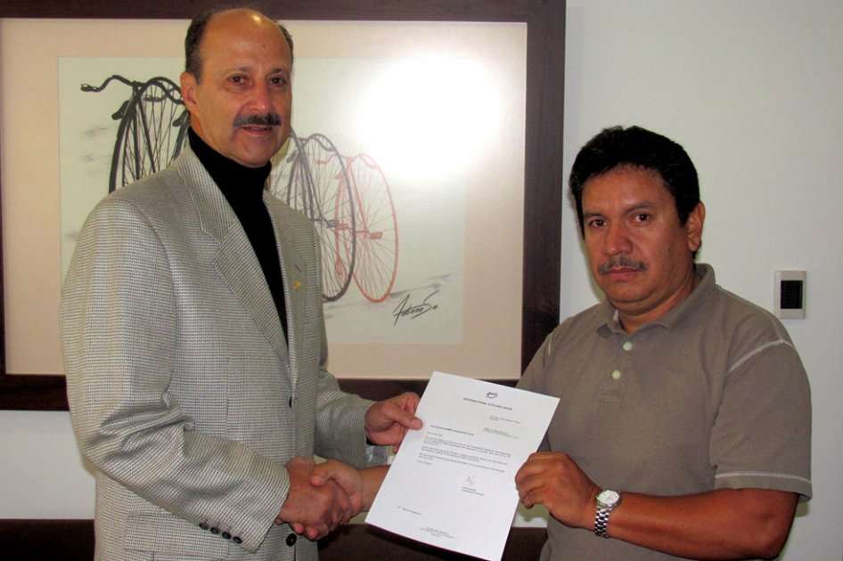 Jorge Ovidio González (i), presidente de la Federación Colombiana de Ciclismo y José Ángel Calderón Triviño (d).