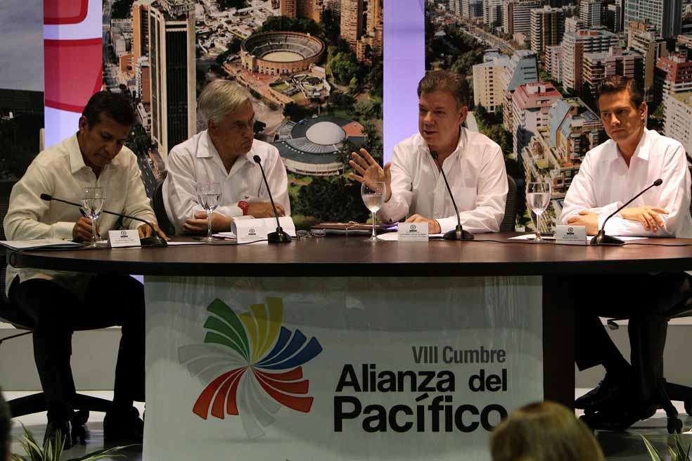 Los mandatarios Ollanta Humala (Perú), Sebastián Piñera (Chile), Juan M. Santos (Colombia) y Enrique Peña (México), en la VII cumbre de la Alianza del Pacífico. / EFE