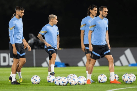 Uruguay, sin ningún gol a su favor, se juega su futuro ante Ghana