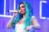 Video: Karol G sufre incidente con su vestuario y quedó en lencería en concierto