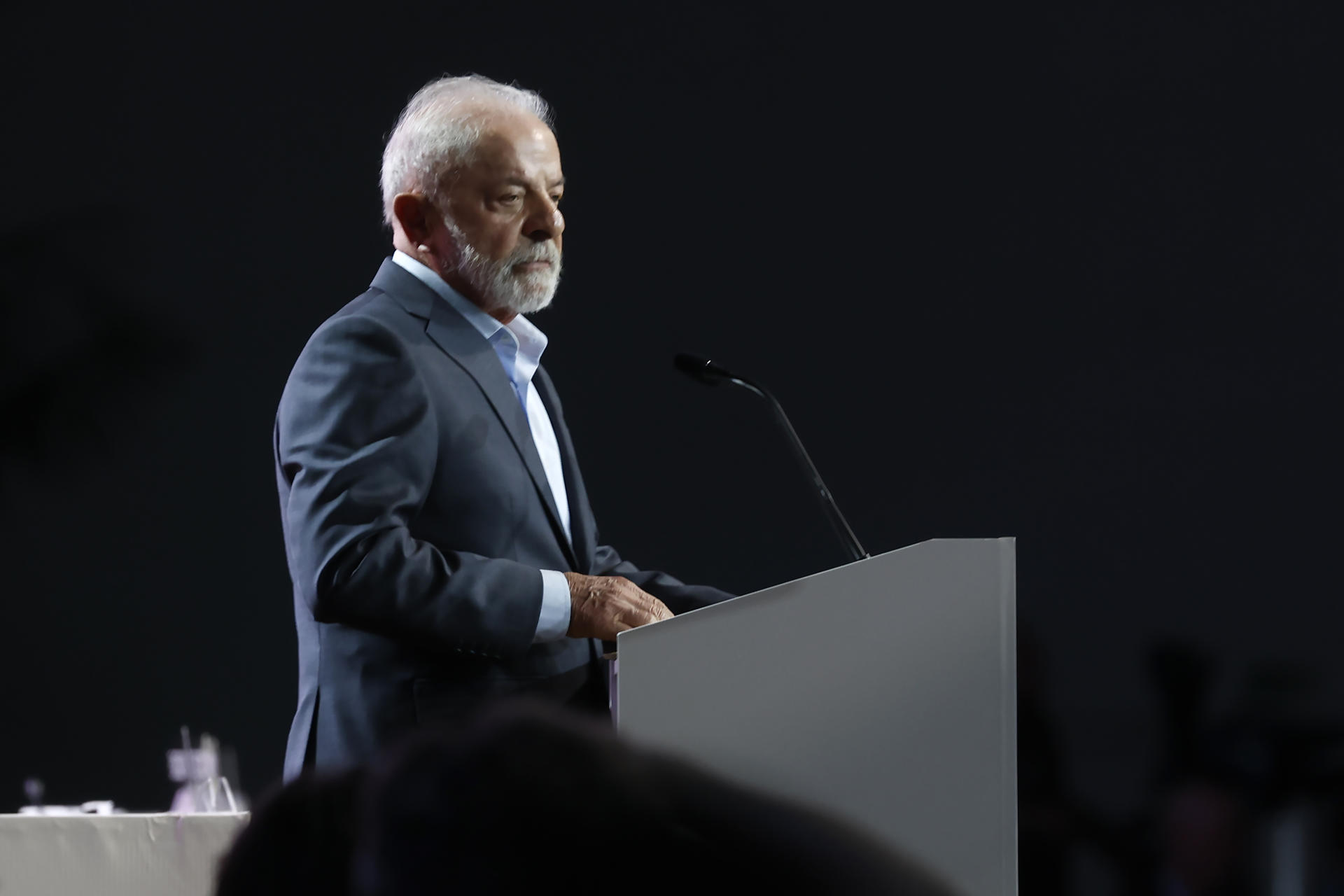 AME7627. BELÉM (BRASIL), 10/11/2025.- El presidente de Brasil, Luiz Inácio Lula da Silva, habla durante el inicio de conferencias de la COP30 este lunes, en Belém (Brasil). Lula llamó a imponer "una nueva derrota a los negacionistas" que desdeñan el calentamiento global. EFE/ Antonio Lacerda
