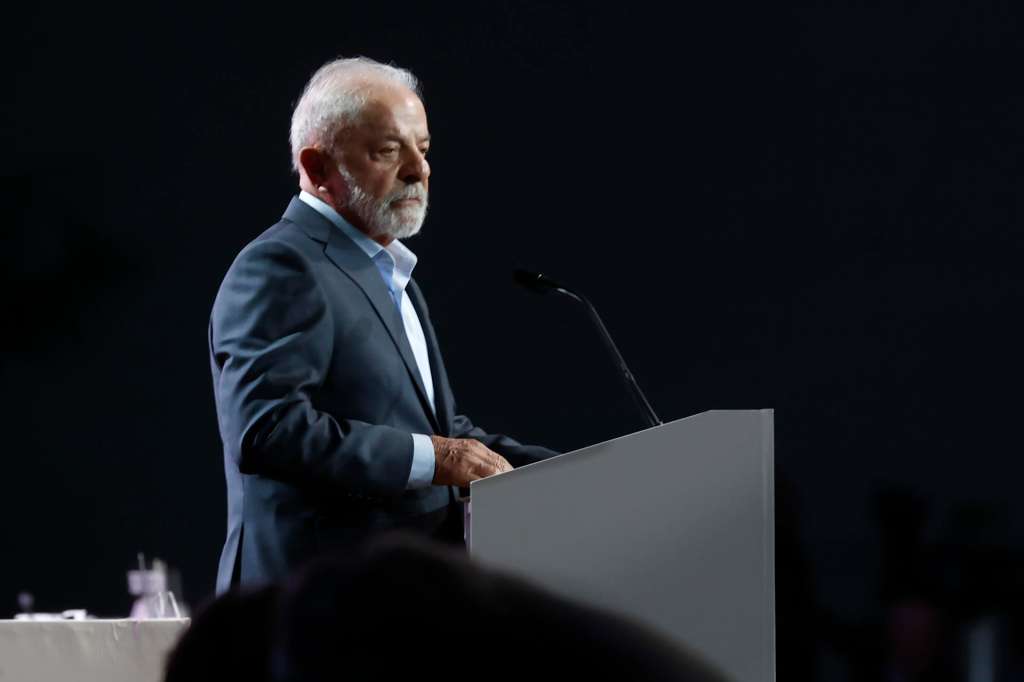 AME7627. BELÉM (BRASIL), 10/11/2025.- El presidente de Brasil, Luiz Inácio Lula da Silva, habla durante el inicio de conferencias de la COP30 este lunes, en Belém (Brasil). Lula llamó a imponer "una nueva derrota a los negacionistas" que desdeñan el calentamiento global. EFE/ Antonio Lacerda