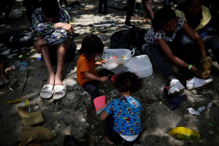 -FOTOGALERÍA- AME4250. BAJO CHIQUITO (PANAMÁ), 21/03/2023.- Personas y niños migrantes descansan en la selva mientras esperan para ser trasladados en canoa desde la Quebrada León hasta a la comunidad de Bajo Chiquito, el 10 de marzo de 2023, en Darién (Panamá). "Guerreros", repiten las madres, hijos guerreros que han aguantado largas caminatas, hambre, sed, el calor, picaduras de insectos, superar ríos y cerros, para sobrevivir a la selva del Darién en su ruta hacia Estados Unidos. Recién salidos de esta selva que hace de frontera natural entre Colombia y Panamá, los migrantes llegan hasta la conocida como Quebrada del León, donde les esperan unas piraguas de indígenas que los descenderán por el casi seco río Tuquesa hasta Bajo Chiquito, una pequeña población emberá donde podrán al fin reposar tranquilos. EFE/ Bienvenido Velasco