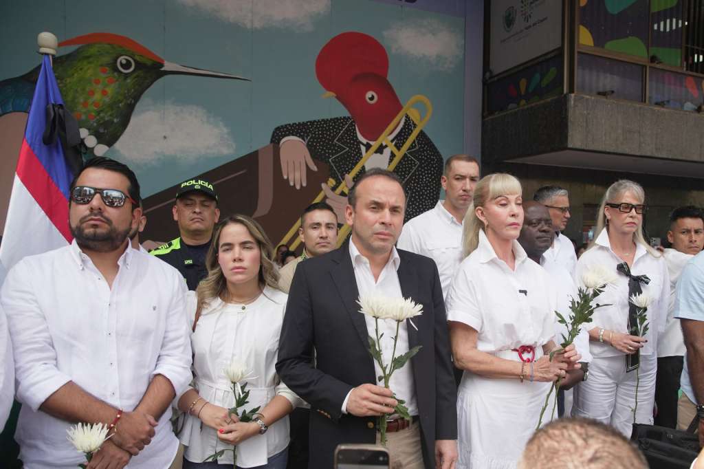 AME9358. CALI (COLOMBIA), 12/08/2025.- El alcalde de Cali, Alejandro Éder (c), y la gobernadora del Valle del Cauca, Dilian Francisca Toro (2-d), asisten a un homenaje del fallecido senador y precandidato a la Presidencia de Colombia, Miguel Uribe Turbay, este martes en Cali (Colombia). Uribe Turbay falleció después de ser gravemente herido en un atentado. EFE/ Ernesto Guzmán