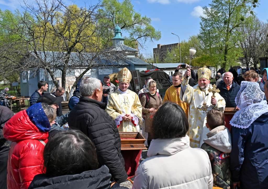 Bendición de pascua en Járkov, Ucrania, en donde este fin de semana se celebra la pascua ortodoxa. En esa ciudad, la segunda más grande de Ucrania, unas 700 personas siguen viviendo refugiadas en las estaciones del metro para protegerse de los bombardeos.