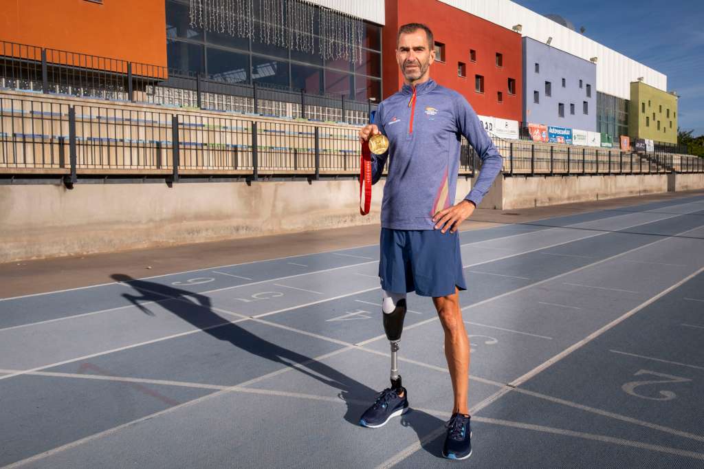 GUADALAJARA, 13/09/2024.-El triatleta paralímpico Dani Molina posa para EFE con la medalla de oro olímpica durante un entrenamiento en Guadalajara. A punto de cumplir 50 años, y después de conseguir su primera medalla de oro en los Juegos Paralímpicos de París 2024, el triatleta Dani Molina cuenta a EFE que trata de disfrutar el momento sin perder de vista su próxima participación en el Campeonato de Europeo de Triatlón en Vichy (Francia). EFE/Nacho Izquierdo