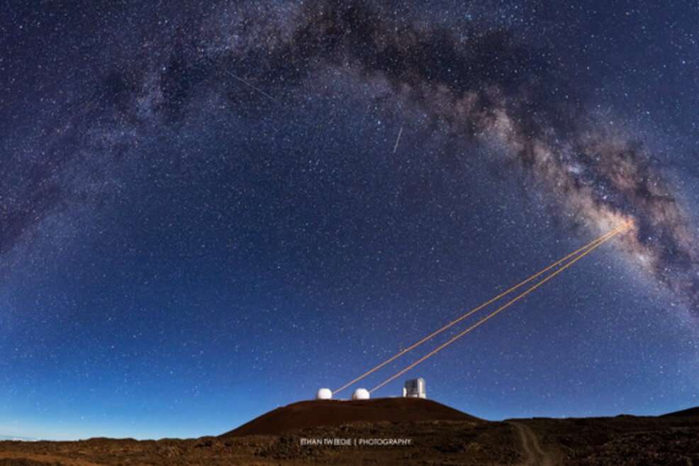 Los láseres de los dos telescopios Keck (Hawaii), propagándose en dirección al centro galáctico.
/ Ethan Tweedie