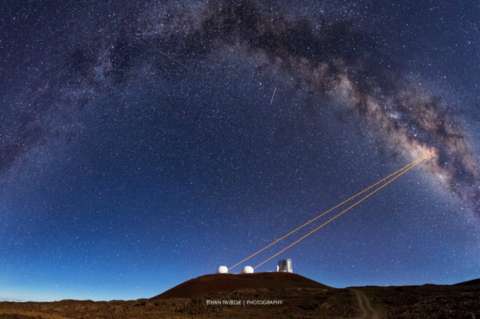 La órbita de una estrella alrededor de un agujero negro supermasivo da la razón a Einstein