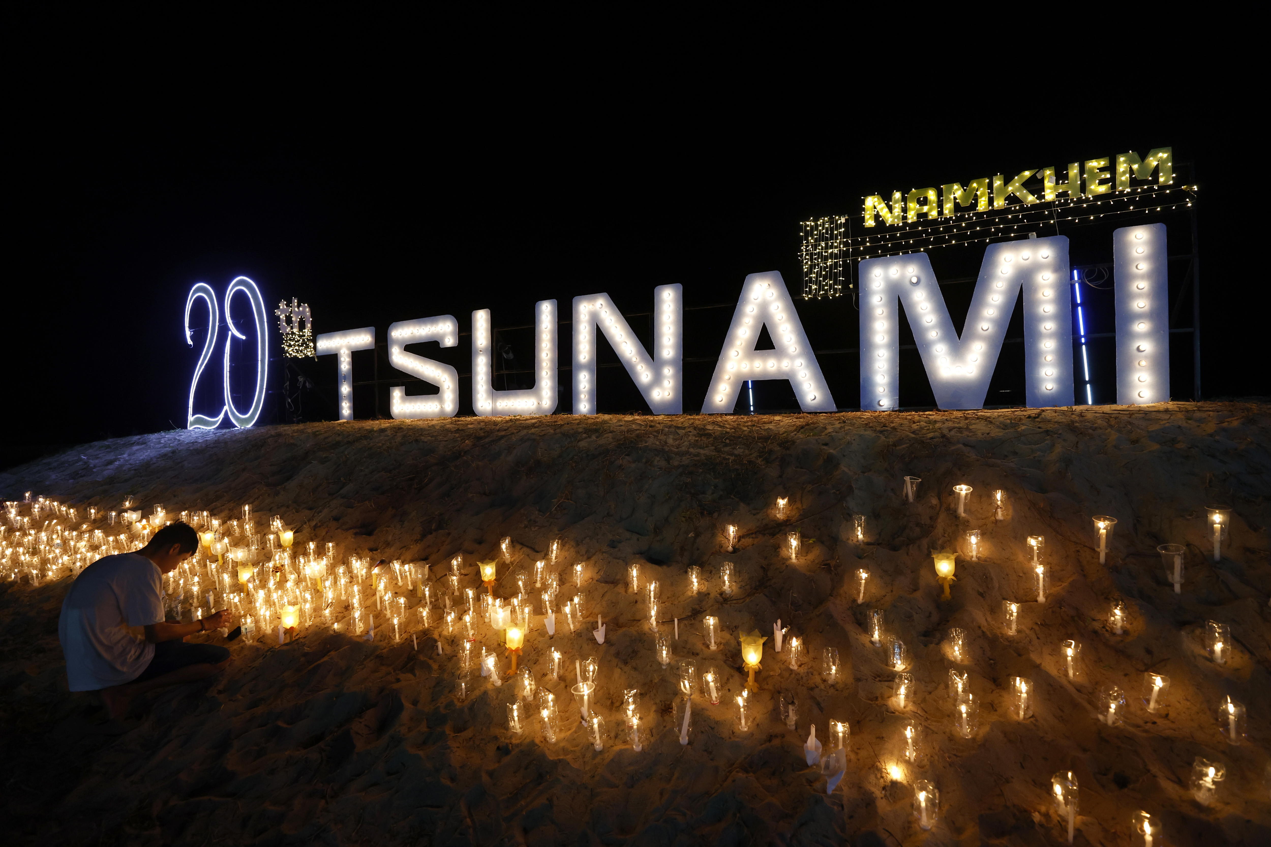 Ban Nam Khem (Thailand), 26/12/2024.- A person lights a candle during a vigil to commemorate the 20th anniversary of the 2004 tsunami at Tsunami Memorial Park in Ban Nam Khem, Phang Nga province, southern Thailand, 26 December 2024. Thailand commemorates the 20th anniversary of the 2004 Indian Ocean tsunami, which struck on 26 December 2004, triggered by a 9.2 magnitude earthquake in the Indian Ocean off the west coast of northern Sumatra, Indonesia. The tsunami claimed over 220,000 lives, internally displaced more than half a million people, and left hundreds of thousands without livelihoods, according to the United Nations, making it one of the deadliest natural disasters in history. Indonesia, Sri Lanka, India, the Maldives, and Thailand sustained massive damage from the catastrophe. (Terremoto/sismo, Maldivas, Tailandia) EFE/EPA/RUNGROJ YONGRIT