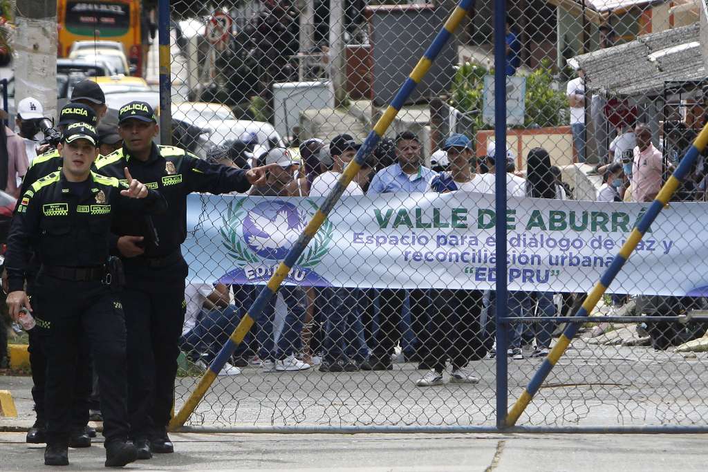 AME3709. ITAGÜÍ (COLOMBIA), 02/06/2023.- Familiares y amigos de reclusos se reunene hoy a las afueras de la cárcel de máxima seguridad La Paz, durante la instalación de una mesa para desarrollar diálogos con grupos armados ilegales que operan en Medellín y en el Valle de Aburrá, en Itagüí (Colombia). El Gobierno colombiano y cabecillas de grupos armados ilegales que operan en Medellín y en el Valle de Aburrá instalaron este viernes en la cárcel La Paz de Itagüí una mesa de diálogo, enmarcada en la política de la paz total, con el propósito de desmovilizar a más de 12.000 personas y acabar con la guerra en las comunas. EFE/ Luis Eduardo Noriega A.