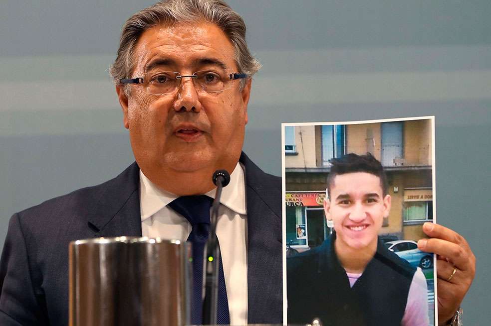 El ministro del Interior, Juan Ignacio Zoido, dijo que "Los esfuerzos de las fuerzas de seguridad se centran en la localización de este individuo: Younes Abouyaaqoub, identificado como el conductor que conducía la furgoneta de Las Ramblas", mientras mostraba una imagen del terrorista. / EFE