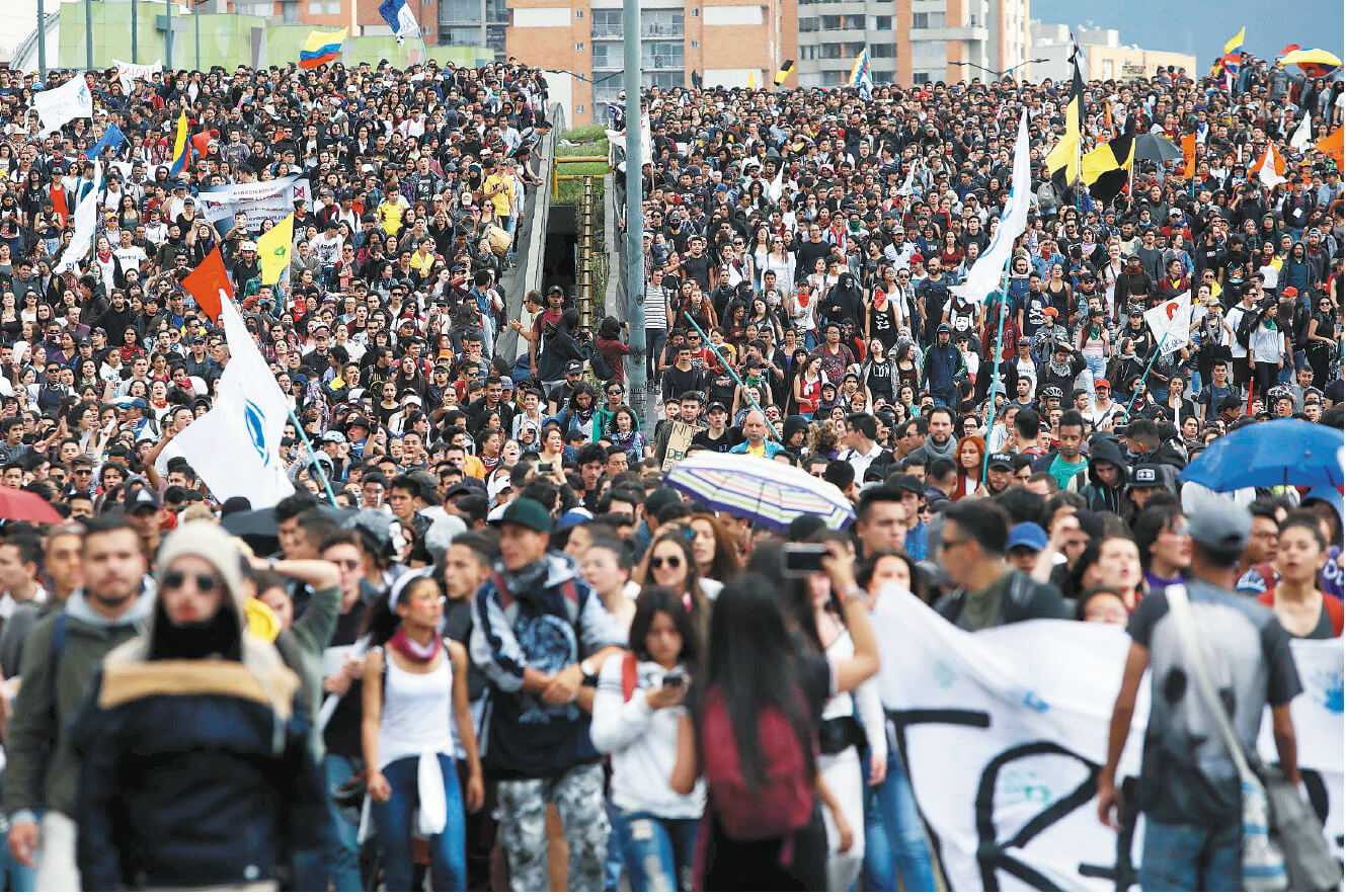 En su primer año de gobierno, Duque ha enfrentado varias jornadas de protestas: estudiantes, docentes, camioneros, indígenas, entre otros. / AFP