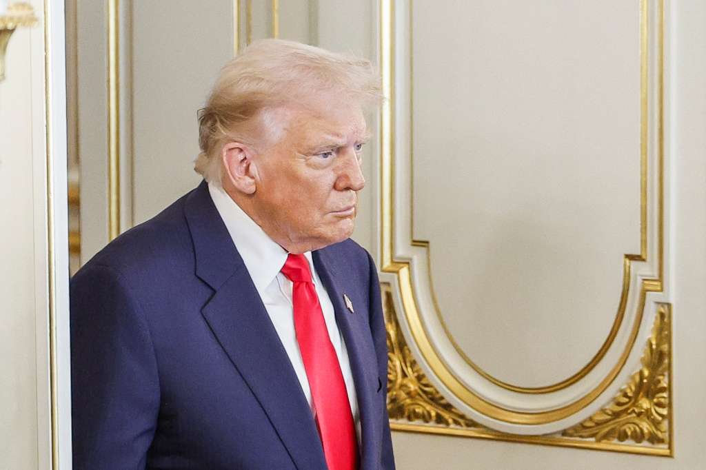 TOKYO (Japan), 28/10/2025.- US President Donald Trump (L) arrives for the Japan-US summit meeting at Akasaka Palace State Guest House in Tokyo, Japan, 28 October 2025. US President Trump is on a three-day visit from 27 to 29 October to reaffirm the Japan–US alliance and economic talks. (Japón, Tokio) EFE/EPA/FRANCK ROBICHON / POOL POOL PHOTO