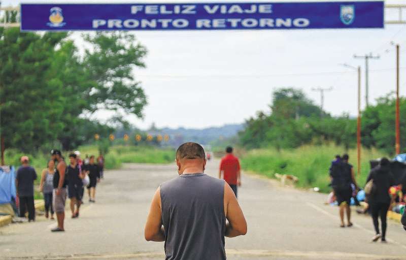 Un migrante camina por una calle mientras espera su documento de libre tránsito, que se procesa en el pueblo de San Pedro Tapanatepec, estado de Oaxaca, México.