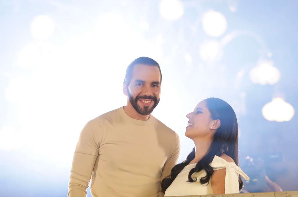AME6132. SAN SALVADOR (EL SALVADOR), 04/02/2024.- El actual presidente y ganador de la reelección en El Salvador, Nayib Bukele, saluda desde el Palacio Nacional junto a su esposa Gabriela Rodríguez de Bukele, hoy en San Salvador (El Salvador). El escrutinio preliminar de las elecciones presidenciales celebradas este domingo en El Salvador da una aplastante victoria a Nayib Bukele con 1.090.522 votos para su partido, Nuevas Ideas (NI), muy por delante del Frente Farabundo Martí para la Liberación Nacional (FMLN, izquierda), con 93.846, y la Alianza Republicana Nacionalista (Arena, derecha), con 81.102, según datos divulgados por el Tribunal Supremo Electoral (TSE), que deben ser ratificadas en un escrutinio final. EFE/ Bienvenido Velasco