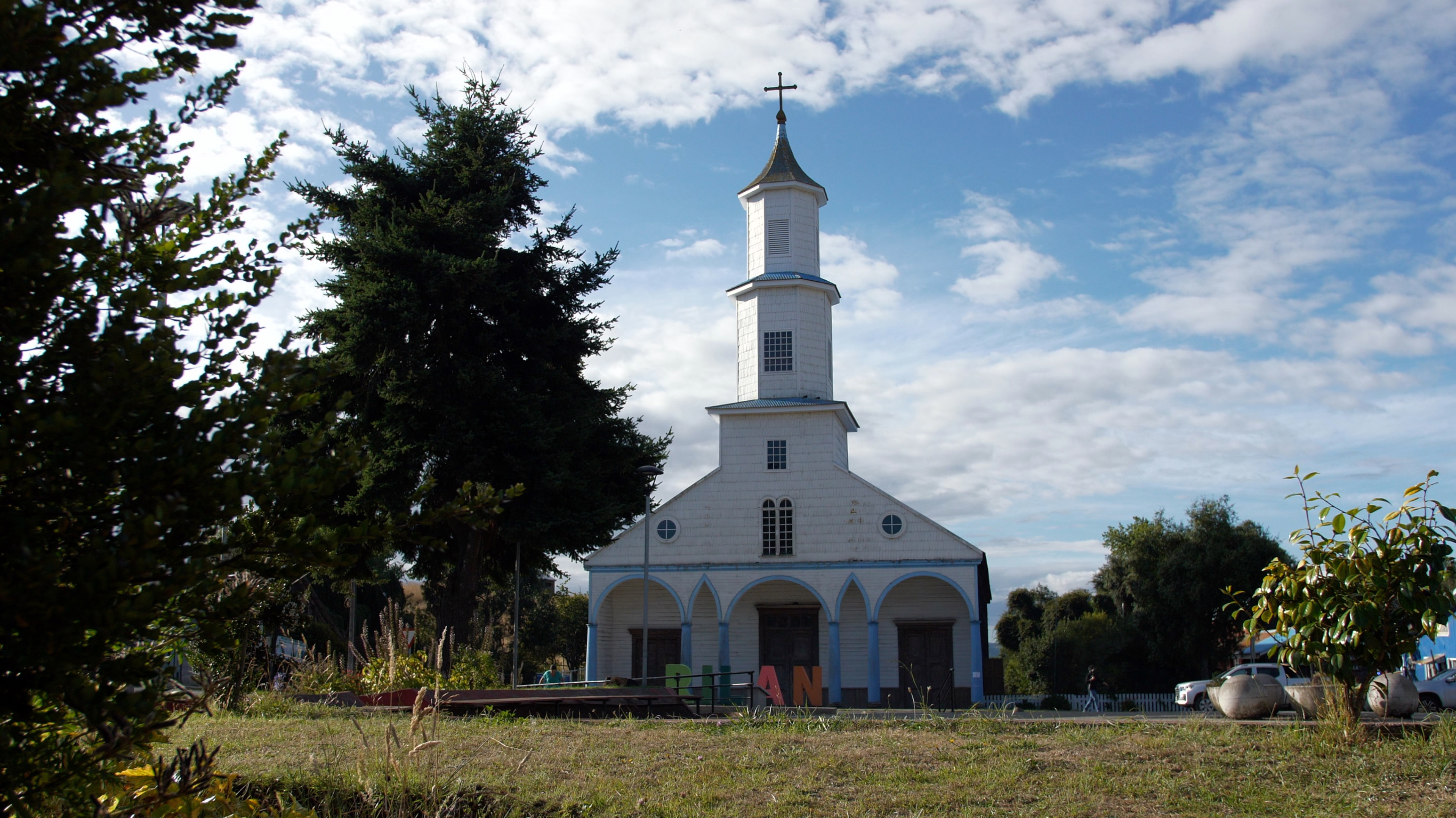 ACOMPAÑA CRÓNICA: CHILE TURISMO. CHILOÉ (CHILE), 24/05/2024.- Fotografía de la Iglesia de Santa María de Rilán, templo católico situado en la plaza de armas de la localidad rural de Rilán, el 25 de febrero 2024, en el archipiélago de Chiloé, ubicado a unos 1.200 kilometros al sur de Santiago (Chile). Un conjunto de iglesias de madera declaradas Patrimonio Mundial, leyendas populares sobre brujos y criaturas míticas, preparaciones gastronómicas ancestrales y más de 250 variedades nativas de papas: Chiloé es un archipiélago de una riqueza cultural única que busca posicionarse como destino de turismo rural. EFE/ Rodrigo Sáez
