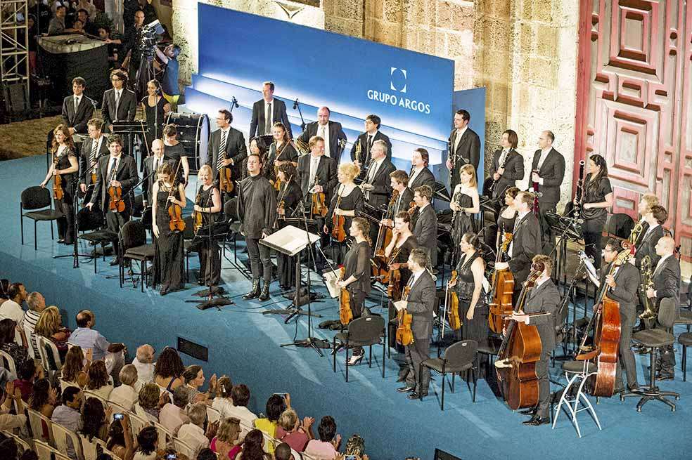 La Orquesta de Cámara Mahler, bajo la dirección de Teodor Currentzis, durante su presentación en la plaza San Pedro. / Wilfredo Amaya