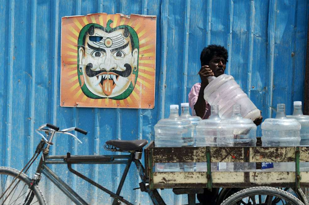 n vendedor de agua en Chennai, India, el 21 de marzo de 2018. Ese país podría convertirse en el más afectado por la escasez de agua, según la ONU. / Arun Sankar – AFP.