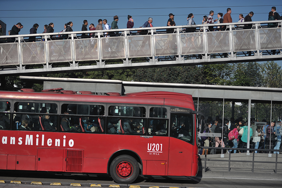 Según los académicos, aunque los carros particulares no estén circulando sí lo están haciendo aquellos que usan diésel, asociados con el transporte público y los de carga pesada, responsables de la emisión de partículas al aire. / Gustavo Torrijos - El Espectador