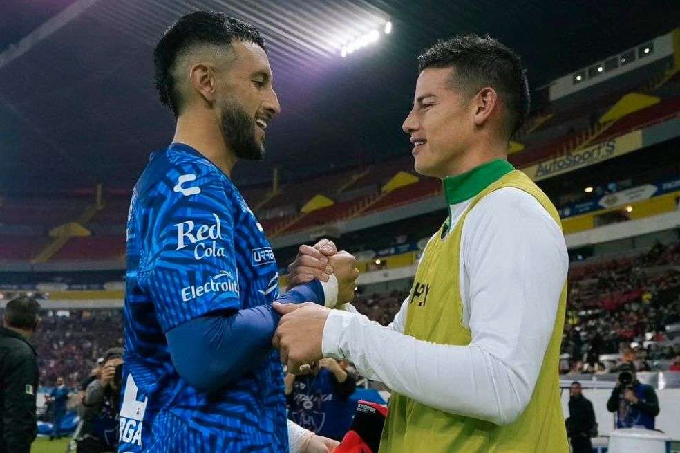 Camilo Vargas, portero del Atlas, saluda a James Rodríguez, nuevo fichaje del León, en la previa del partido entre ambos.