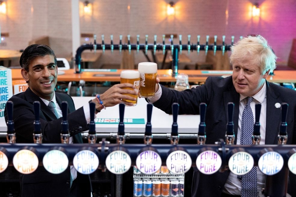 El primer ministro del Reino Unido, Boris Johnson (derecha), y el ministro de finanzas, Rishi Sunak, fueron multados por el escándalo "partygate".