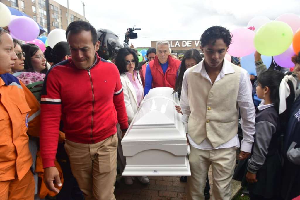 Familiares y la comunidad dan el último adiós a Valeria Afanador en el municipio de Cajicá.