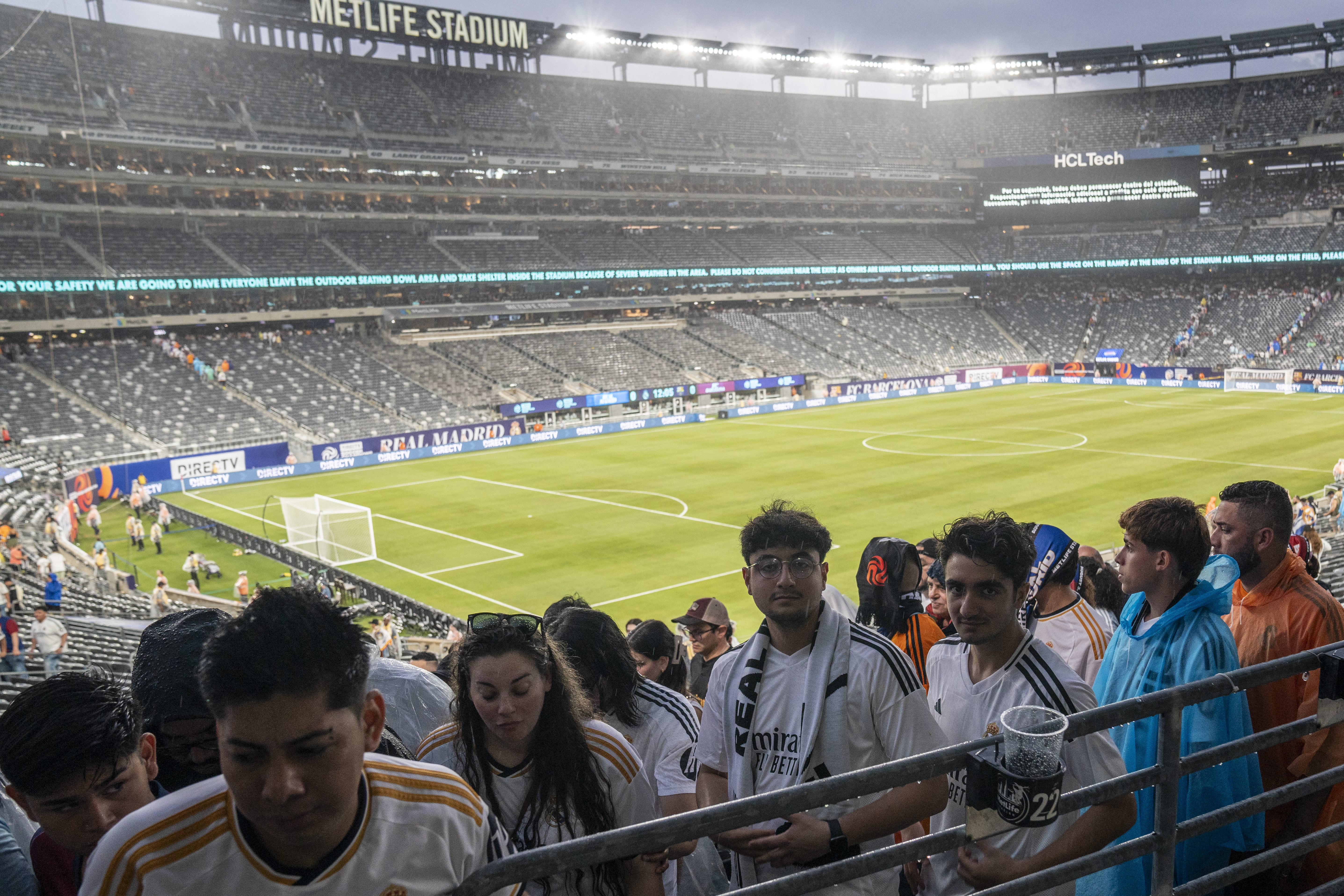 AME7856. NEW JERSEY (ESTADOS UNIDOS), 03/08/2024.- Aficionados salen del estadio por alarma de lluvia durante el clásico del fútbol español Real Madrid vs Barcelona en el Metlife Stadium, este sábado en New Jersey (Estados Unidos). El clásico amistoso Barcelona-Real Madrid, que se juega esta noche en el área metropolitana de Nueva York, se detuvo en el minuto 11 cuando iba 0-0 por una tormenta en la zona. EFE/ Ángel Colmenares