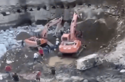 Imagen de video de redes sociales. Organismos de socorro y miembros de la comunidad trabajan en la remoción de tierra en la vereda Puerto Rico, en zona rural de Policarpa.