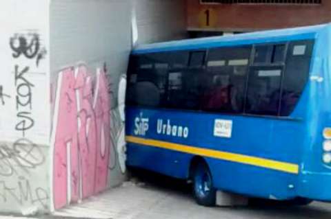 Bus del SITP dio a parar contra un Éxito en Kennedy