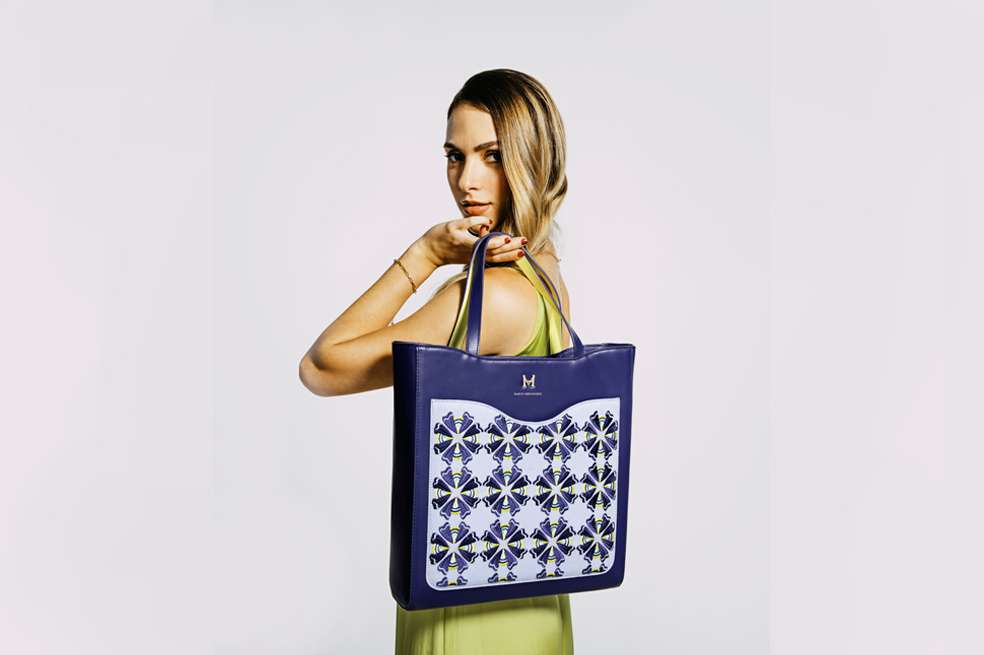 Mario Hernández presenta azulejo, el mágico poder del mestizaje. Colección de bolsos y carteras