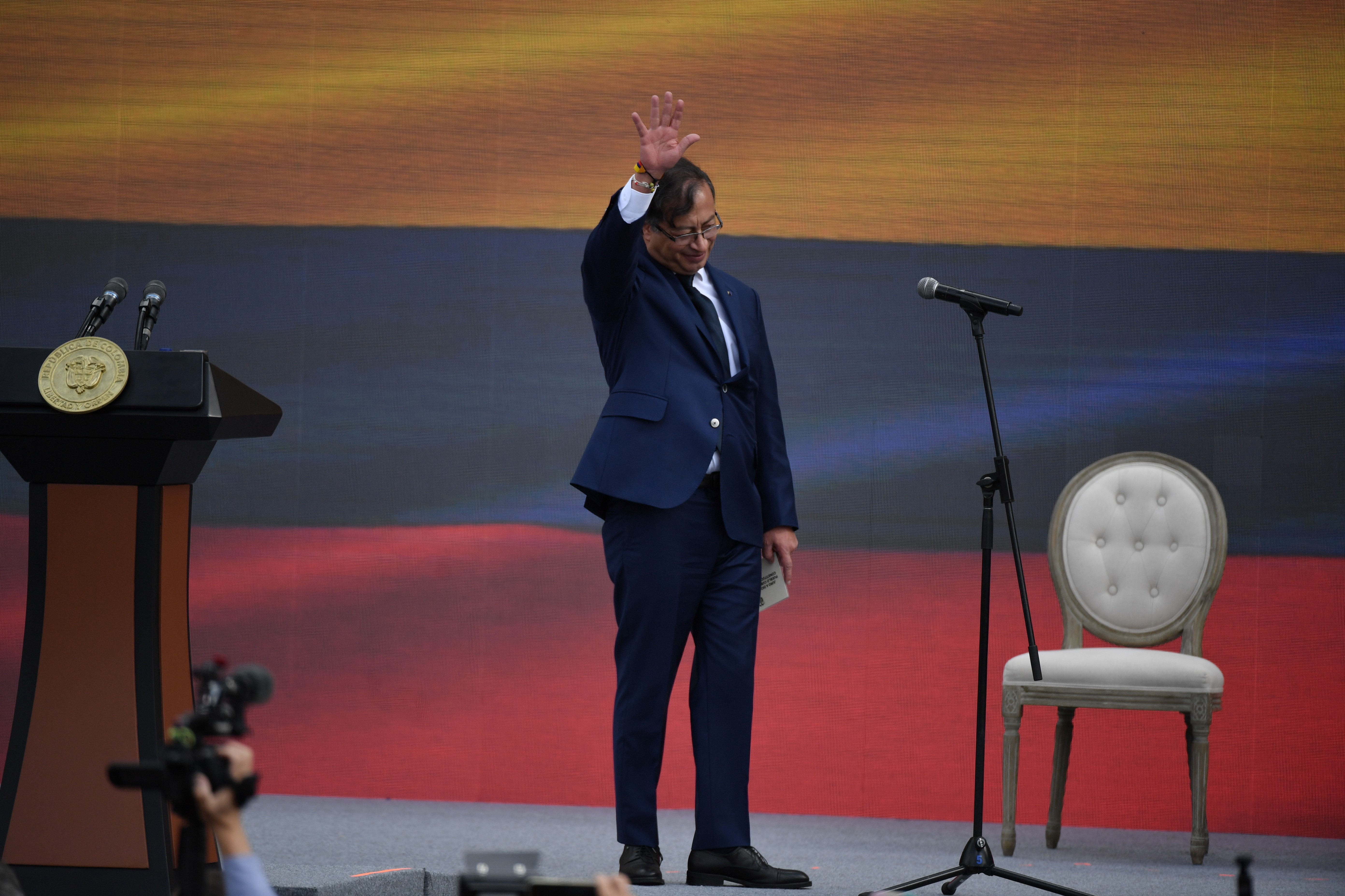 Presidente electo hace el juramento como presidente de Colombia, ante Roy Barreras, presidente del Senado de la República y de la senadora María José Pizarro, quien fue la encargada de imponerle la banda presidencial.