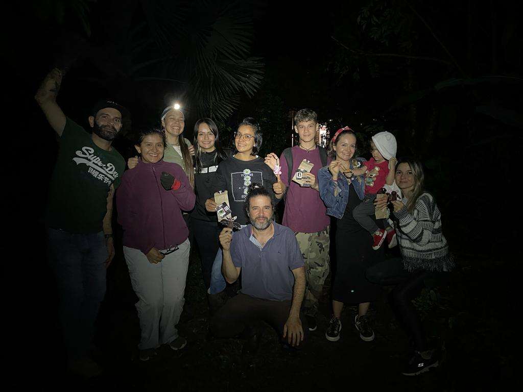 Actividad de registro nocturno de biodiversidad y educación basada en experiencia durante la celebración del mes de los murciélagos (Foto: Diego Gómez)