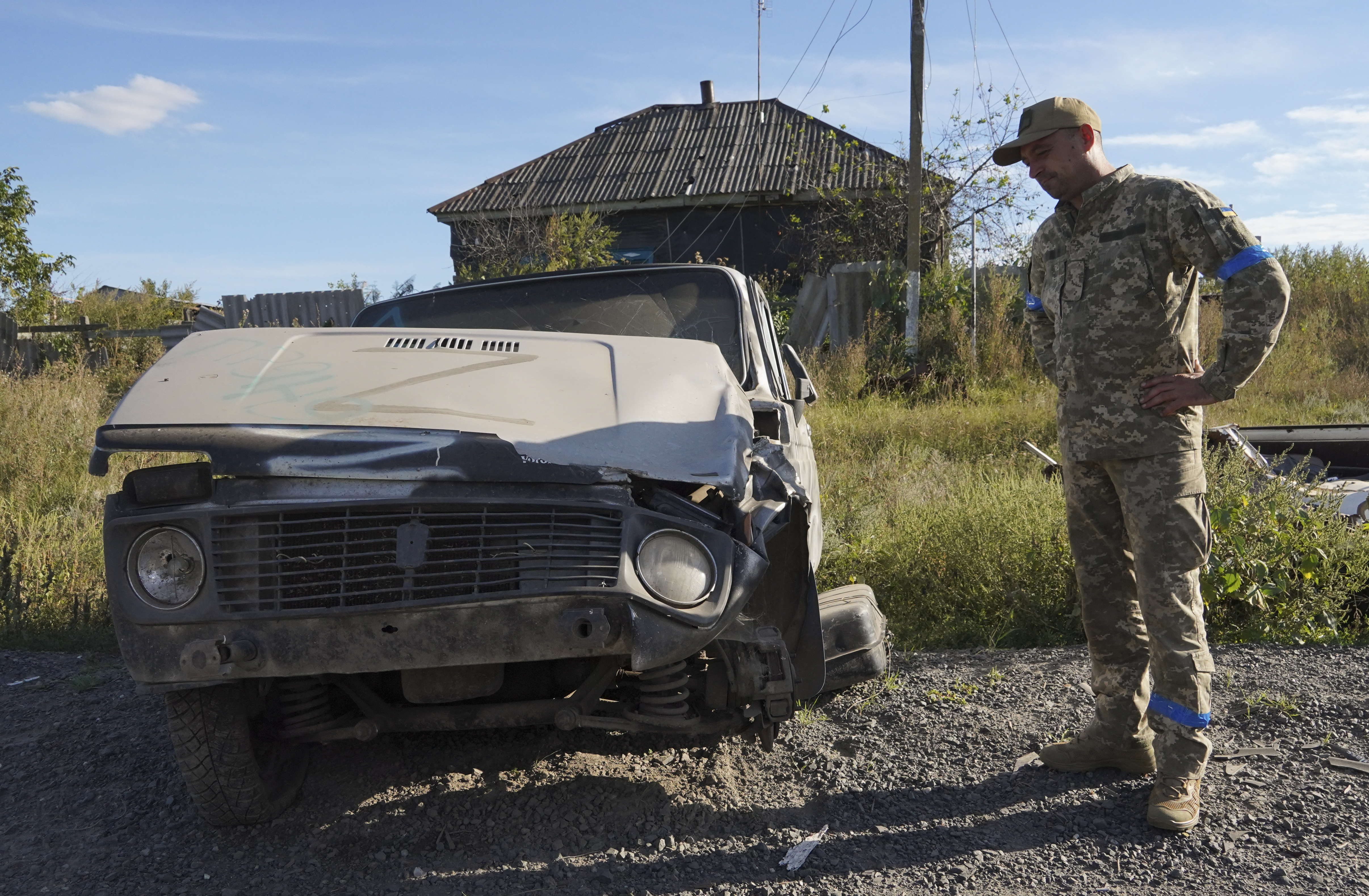 Kharkiv (Ukraine), 09/09/2022.- A Ukrainian serviceman stands near a civilian car with the letter Z, often painted on Russian military vehicles in Ukraine, which was captured and used by Russian soldiers when they controlled that territory, which was retaken by Ukrainian troops two days ago, in the village of Grakovo in Kharkiv's surroundings, Ukraine, 09 September 2022. Kharkiv and surrounding areas have been the target of heavy shelling since February 2022, when Russian troops entered Ukraine starting a conflict that has provoked destruction and a humanitarian crisis. (Rusia, Ucrania) EFE/EPA/VASILIY ZHLOBSKY