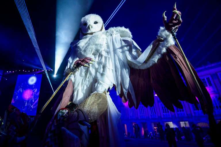 Bogotá, 10 millones de estrellas: constelaciones, es el show central de esta Navidad que estará en la Plaza de Bolívar del 15 al 23 de diciembre. Tendrá dos funciones diarias de 30 minutos: una a las 7:00 p.m., y la otra a las 8:30 p.m.
