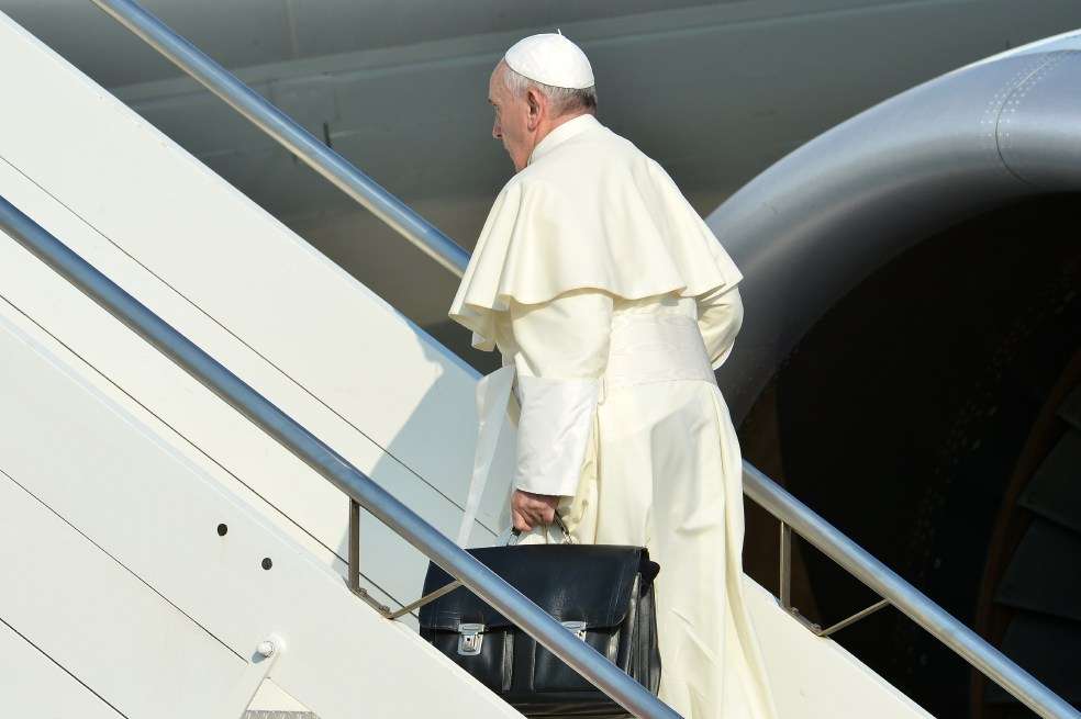 El papa y su maletín con breviario, agenda y el libro que esté leyendo. / AFP