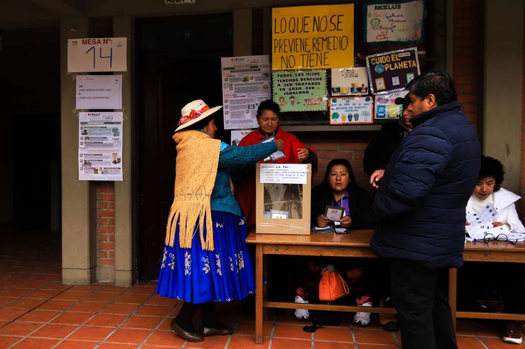 AME9741. LA PAZ (BOLIVIA), 19/10/2025.- Una mujer vota este domingo, en la segunda vuelta electoral para escoger presidente y vicepresidente, en La paz (Bolivia). La media jornada de la inédita transcurrió "con absoluta normalidad" y sin incidentes de consideración, informó el presidente en funciones del Tribunal Supremo Electoral (TSE), Óscar Hassenteufel. EFE/ Gabriel Márquez